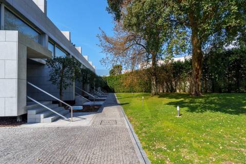 Moradia T4, Varandas, Jardim, 3 Lug. Garagem, Zona da Vilarinha (Porto)