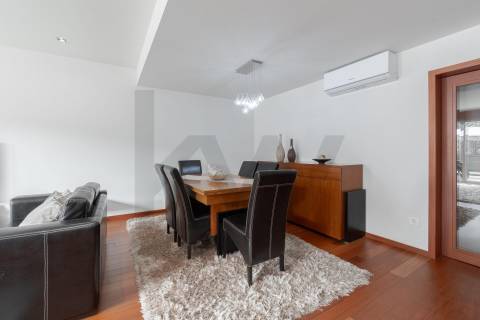 Moradia T4, Varandas, Jardim, 3 Lug. Garagem, Zona da Vilarinha (Porto)