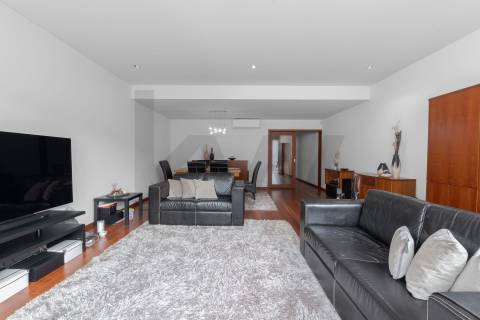 Moradia T4, Varandas, Jardim, 3 Lug. Garagem, Zona da Vilarinha (Porto)