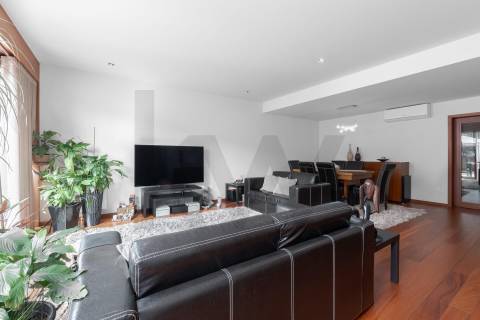 Moradia T4, Varandas, Jardim, 3 Lug. Garagem, Zona da Vilarinha (Porto)