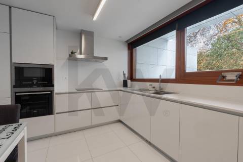 Moradia T4, Varandas, Jardim, 3 Lug. Garagem, Zona da Vilarinha (Porto)