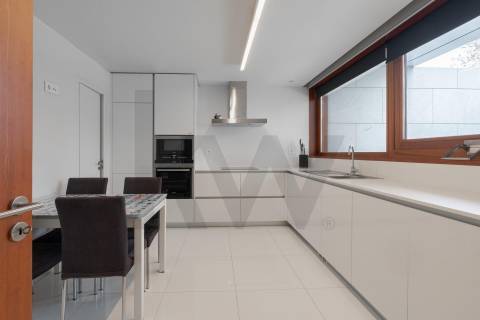 Moradia T4, Varandas, Jardim, 3 Lug. Garagem, Zona da Vilarinha (Porto)