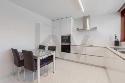 Moradia T4, Varandas, Jardim, 3 Lug. Garagem, Zona da Vilarinha (Porto)