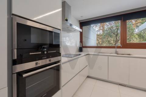 Moradia T4, Varandas, Jardim, 3 Lug. Garagem, Zona da Vilarinha (Porto)