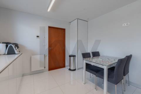 Moradia T4, Varandas, Jardim, 3 Lug. Garagem, Zona da Vilarinha (Porto)