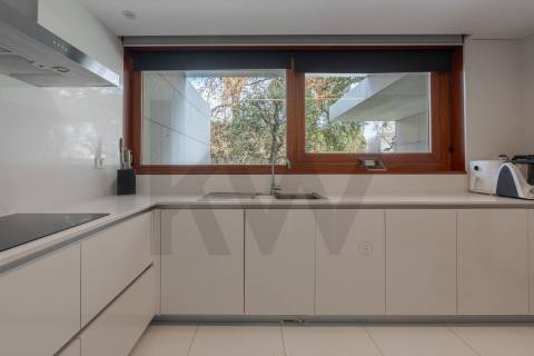 Moradia T4, Varandas, Jardim, 3 Lug. Garagem, Zona da Vilarinha (Porto)