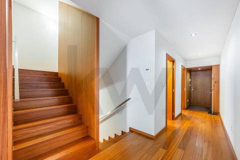 Moradia T4, Varandas, Jardim, 3 Lug. Garagem, Zona da Vilarinha (Porto)