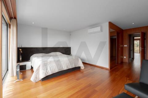 Moradia T4, Varandas, Jardim, 3 Lug. Garagem, Zona da Vilarinha (Porto)