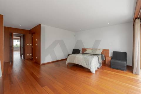 Moradia T4, Varandas, Jardim, 3 Lug. Garagem, Zona da Vilarinha (Porto)