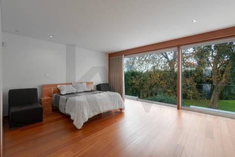 Moradia T4, Varandas, Jardim, 3 Lug. Garagem, Zona da Vilarinha (Porto)