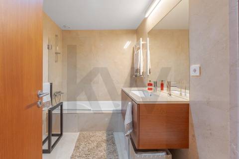 Moradia T4, Varandas, Jardim, 3 Lug. Garagem, Zona da Vilarinha (Porto)