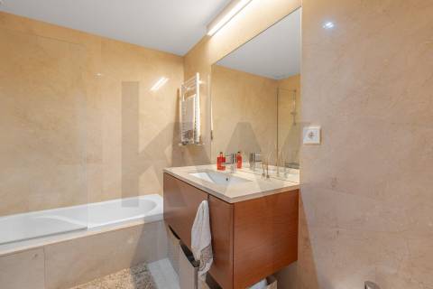 Moradia T4, Varandas, Jardim, 3 Lug. Garagem, Zona da Vilarinha (Porto)