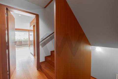 Moradia T4, Varandas, Jardim, 3 Lug. Garagem, Zona da Vilarinha (Porto)