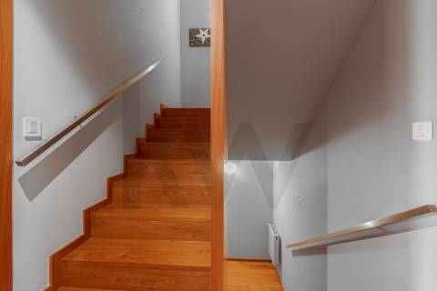 Moradia T4, Varandas, Jardim, 3 Lug. Garagem, Zona da Vilarinha (Porto)