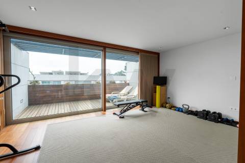 Moradia T4, Varandas, Jardim, 3 Lug. Garagem, Zona da Vilarinha (Porto)