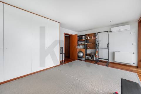 Moradia T4, Varandas, Jardim, 3 Lug. Garagem, Zona da Vilarinha (Porto)