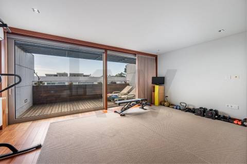 Moradia T4, Varandas, Jardim, 3 Lug. Garagem, Zona da Vilarinha (Porto)