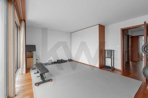 Moradia T4, Varandas, Jardim, 3 Lug. Garagem, Zona da Vilarinha (Porto)