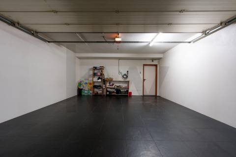 Moradia T4, Varandas, Jardim, 3 Lug. Garagem, Zona da Vilarinha (Porto)
