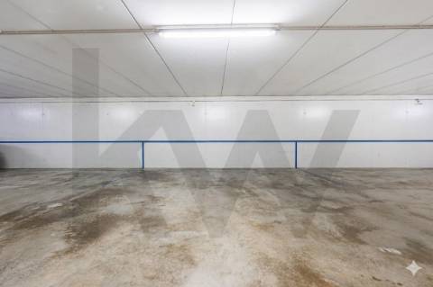 Moradia T4, Varandas, Jardim, 3 Lug. Garagem, Zona da Vilarinha (Porto)