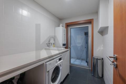 Moradia T4, Varandas, Jardim, 3 Lug. Garagem, Zona da Vilarinha (Porto)
