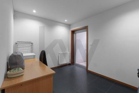 Moradia T4, Varandas, Jardim, 3 Lug. Garagem, Zona da Vilarinha (Porto)