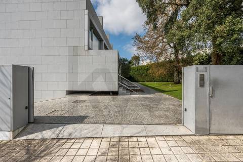 Moradia T4, Varandas, Jardim, 3 Lug. Garagem, Zona da Vilarinha (Porto)