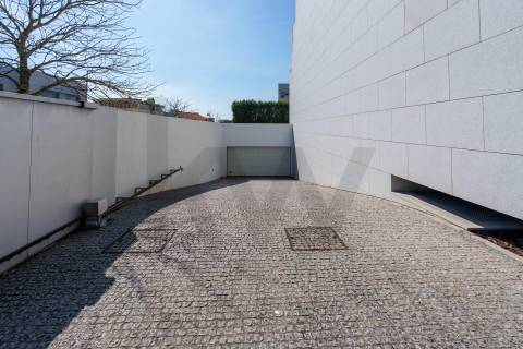 Moradia T4, Varandas, Jardim, 3 Lug. Garagem, Zona da Vilarinha (Porto)