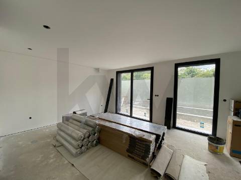 Moradia T3 de Luxo com garagem e piscina em Santo Tirso
