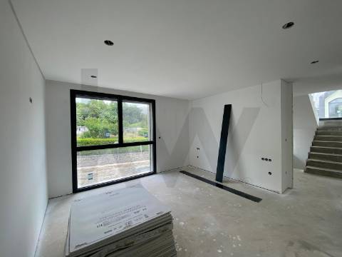 Moradia T3 de Luxo com garagem e piscina em Santo Tirso