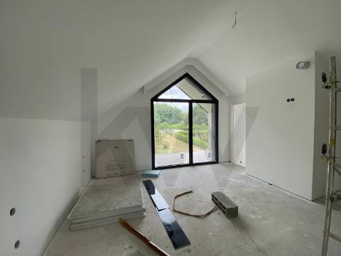 Moradia T3 de Luxo com garagem e piscina em Santo Tirso