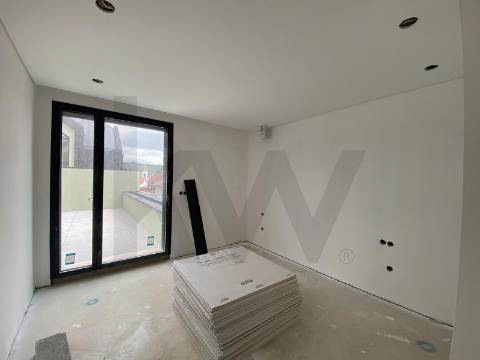 Moradia T3 de Luxo com garagem e piscina em Santo Tirso