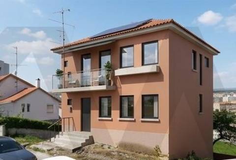 Prédio em Prop. Total  com 2 Apartamentos T3 + Cave em Bragança (Sé )