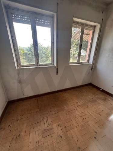 Prédio em Prop. Total  com 2 Apartamentos T3 + Cave em Bragança (Sé )