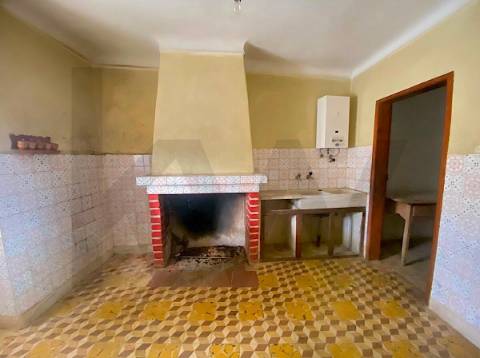 Moradia com Grande Potencial e Espaço Exterior – Mata da Rainha, Fundão 🏡 