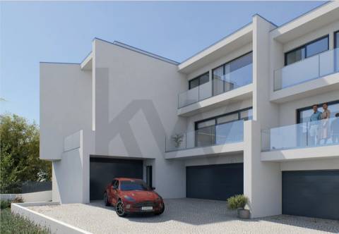 Moradia T3 de Três Frentes | Condomínio Fechado | Piscina - Jardim | Box duas Viaturas | Gondomar