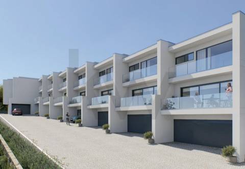 Moradia T3 de Três Frentes | Condomínio Fechado | Piscina - Jardim | Box duas Viaturas | Gondomar