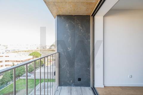 Apartamento T2 com varanda e garagem para venda em Matosinhos Sul