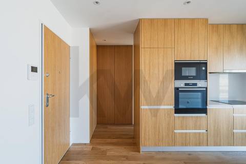 Apartamento T2 com varanda e garagem para venda em Matosinhos Sul