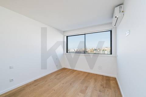 Apartamento T2 com varanda e garagem para venda em Matosinhos Sul