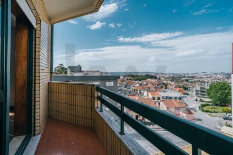 Apartamento T2 Renovado, com garagem e varandas em Baguim do Monte - Gondomar