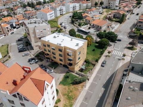 Apartamento T2 Renovado, com garagem e varandas em Baguim do Monte - Gondomar