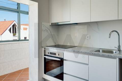 Apartamento T2 Renovado, com garagem e varandas em Baguim do Monte - Gondomar