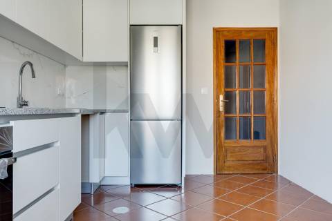 Apartamento T2 Renovado, com garagem e varandas em Baguim do Monte - Gondomar