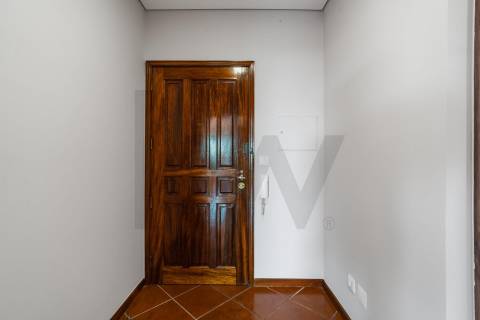 Apartamento T2 Renovado, com garagem e varandas em Baguim do Monte - Gondomar