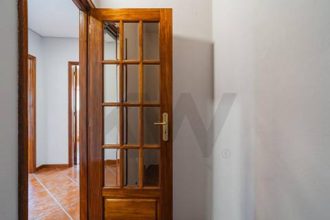 Apartamento T2 Renovado, com garagem e varandas em Baguim do Monte - Gondomar