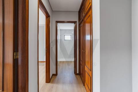 Apartamento T2 Renovado, com garagem e varandas em Baguim do Monte - Gondomar