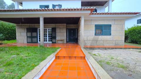  Arrendamento Andar de  Moradia T3,  com Jardim e Garagem Box, Próximo do Centro de Amarante