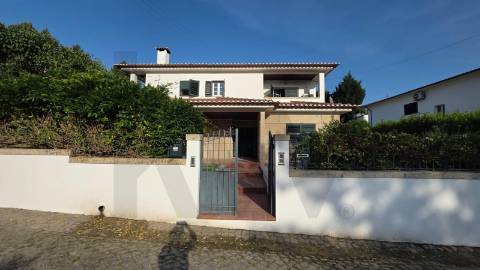  Arrendamento Andar de  Moradia T3,  com Jardim e Garagem Box, Próximo do Centro de Amarante