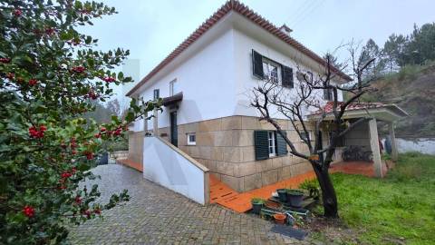  Arrendamento Andar de  Moradia T3,  com Jardim e Garagem Box, Próximo do Centro de Amarante